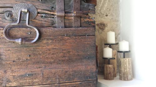 an old wooden door with a handle and candles at La Torre Medioevale in Marne di Filago