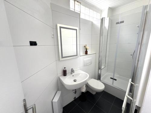 ビーレフェルトにあるModern studio for 2 - Central I Parking I WiFiの洗面台、トイレ、シャワー付きのバスルーム