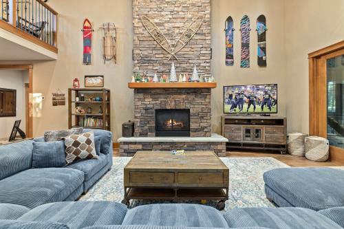 a living room with a couch and a fireplace at Whispering Pines Escape in Suncadia- Hot Tub, BBQ, Firepit, Fully Equipped Kitchen, Smart TVs, Hi-speed Wi-Fi in Roslyn