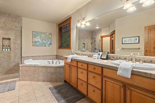 a bathroom with two sinks and a tub and a shower at Whispering Pines Escape in Suncadia- Hot Tub, BBQ, Firepit, Fully Equipped Kitchen, Smart TVs, Hi-speed Wi-Fi in Roslyn