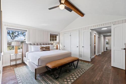 Un dormitorio con una cama y un ventilador de techo. en Rough Creek Lodge Ranch and Resort, en Glen Rose