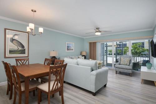 un salon avec un canapé blanc et une table dans l'établissement Villa Sanibel 2A - Exclusive Villa Sanibel Retreat Steps to Beach, à Ybel