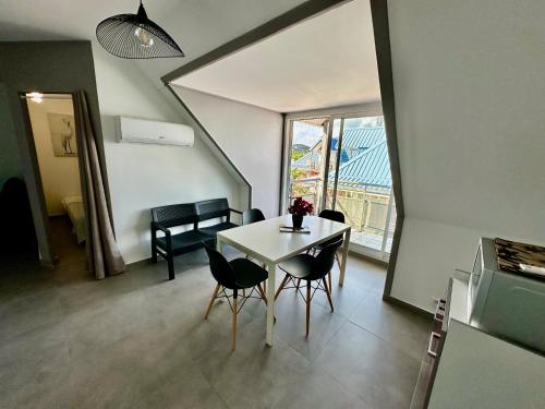 una cucina e una sala da pranzo con tavolo e sedie di Large central 2 bedroom, ideal for family or pro stay a Marigot