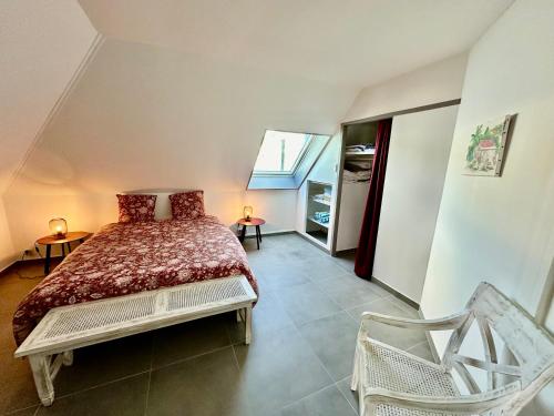 una camera da letto con un letto e due sedie di Large central 2 bedroom, ideal for family or pro stay a Marigot