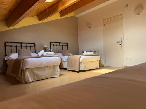 a bedroom with two beds in a room at Albergue Internacional in Sarria