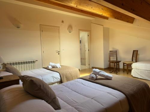 a bedroom with two beds and a table and chairs at Albergue Internacional in Sarria