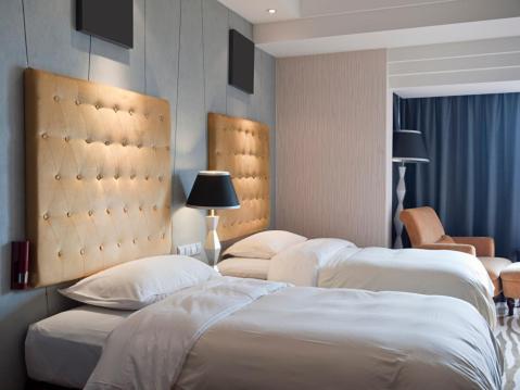 una camera con due letti in una camera da letto di Hotel Juan William em Brasilândia a Panorama