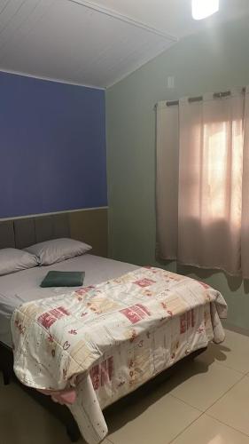 una camera da letto con un letto con un tablet sopra di Hotel Juan William em Brasilândia a Panorama
