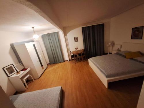 Una cama o camas en una habitación de Julia Zimmer Luzern