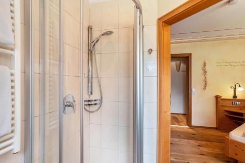 a bathroom with a shower with a glass door at Wein- und Klimahotel Bergfriedel in Bühlertal