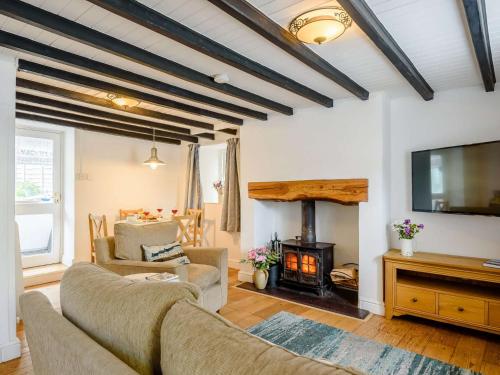 TV a/nebo společenská místnost v ubytování 2 Bed in Nefyn 44492