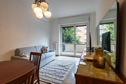 ein Wohnzimmer mit Tisch und Couch in der Unterkunft Homing - Prestinari 15 in Mailand