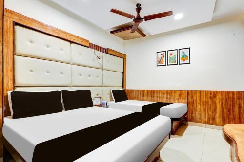 a bedroom with two beds and a ceiling fan at HOTEL O VIN INN in New Delhi