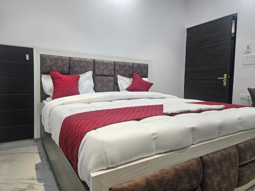 Ένα ή περισσότερα κρεβάτια σε δωμάτιο στο Hotel The PrabhaVati Palace Near Kashi Vishwanath Temple