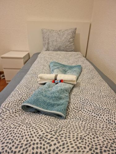 Una cama o camas en una habitación de Julia Zimmer Luzern