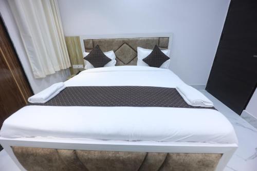 Ένα ή περισσότερα κρεβάτια σε δωμάτιο στο Hotel The PrabhaVati Palace Near Kashi Vishwanath Temple