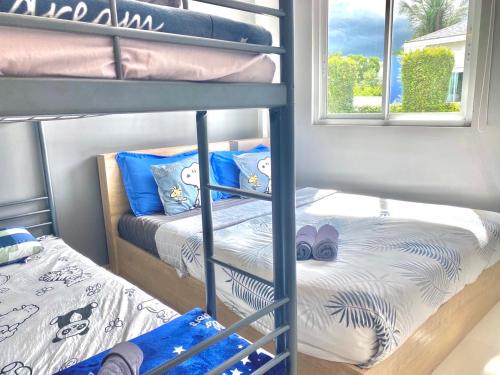 Katil atau katil-katil dalam bilik di Near Beach Three Pool villa 3