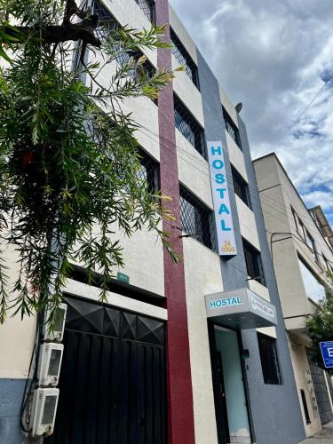 ein Gebäude mit einem Schild, das Krankenhaus liest in der Unterkunft Hostal Brilliant in Quito