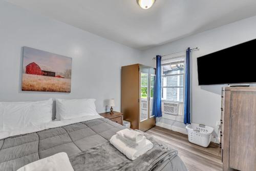 Cama o camas de una habitación en Shortstop Apt 2 All Star Baseball Rentals