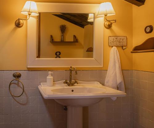 a bathroom with a sink and a mirror at La Atalaya in Hervás