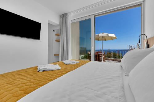 een slaapkamer met een groot bed en een groot raam bij Vista Divina - Semi Detached Vacation Homes by Irundo in Zavala