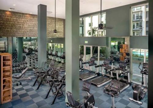 Fitness centrum a/nebo fitness zařízení v ubytování Urban Chic Home 10 Min from Disneyland With Pool & GYM