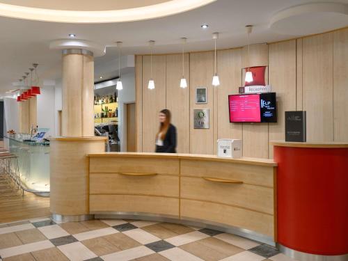 El lobby o recepción de Ibis Győr