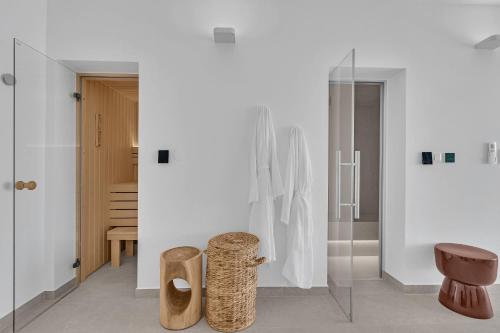 een badkamer met een glazen douche en een kruk bij Vista Divina - Semi Detached Vacation Homes by Irundo in Zavala