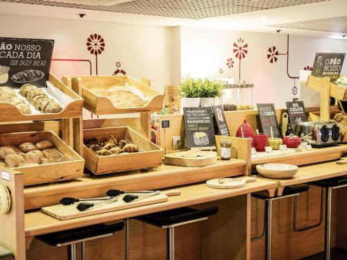 a bakery with lots of different types of bread at ibis Porto Centro São Bento in Porto