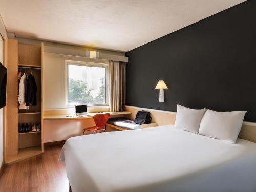 Una cama o camas en una habitación de Ibis Guadalajara Expo