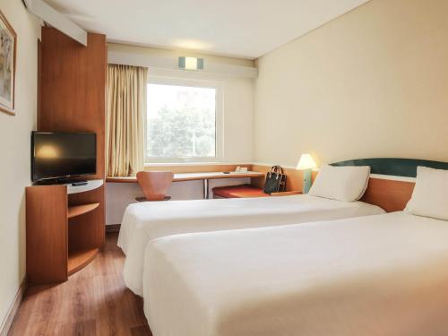 Una cama o camas en una habitación de Ibis Guadalajara Expo