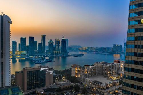 Elegant 2BR - Stunning Sea Views & Prime Location