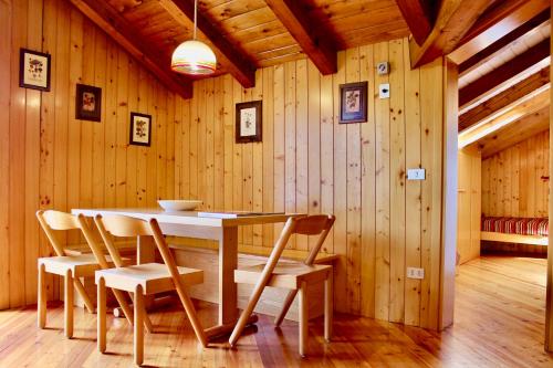 a wooden dining room with a table and chairs at Balcone sulle Tre Cime di Lavaredo in Misurina