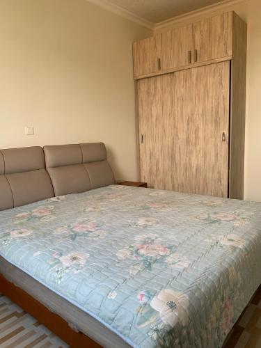 ein Schlafzimmer mit einem Bett und einer Holztür in der Unterkunft Verdant Treehouse in Kigali