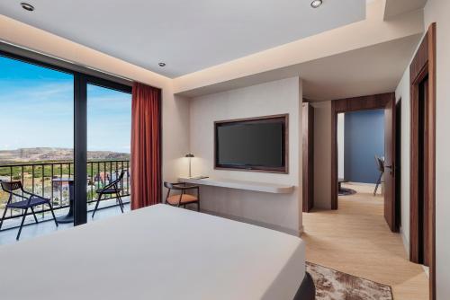 Кровать или кровати в номере GOLDEN TULIP GEBKIM KOCAELI
