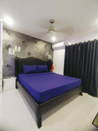 a bedroom with a purple bed in a room at Kandi Suites 2BR with private Jacuzzi 500 Mbps internet in Angeles