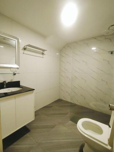 a bathroom with a toilet and a sink at Kandi Suites 2BR with private Jacuzzi 500 Mbps internet in Angeles