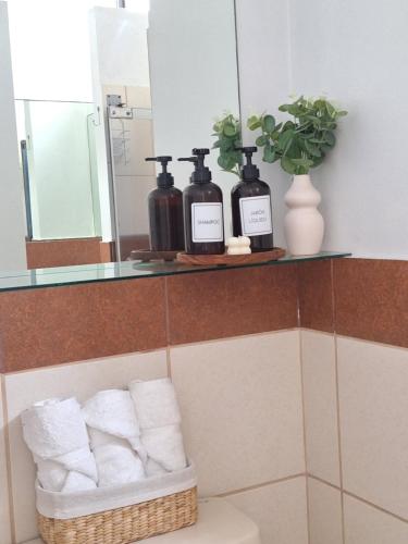 Bilik mandi di Modern 1-Bedroom Apartment with WiFi in Miraflores