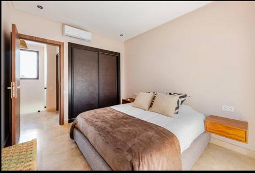 Postel nebo postele na pokoji v ubytování Villa Dar Moumoune à Marrakech, piscine chauffée en option