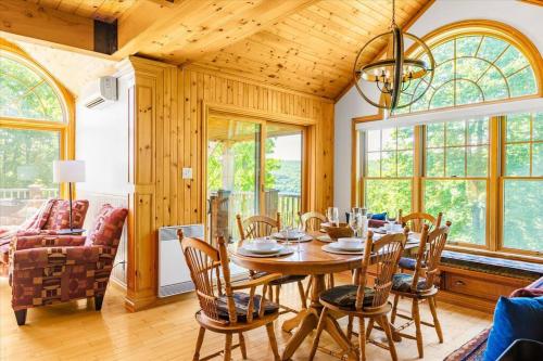 a dining room with a table and chairs at Le Chalet Orange in Shawinigan