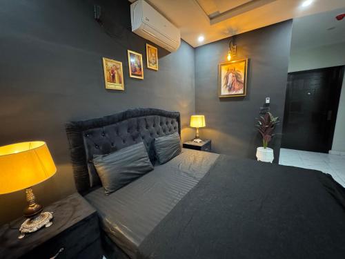 Postel nebo postele na pokoji v ubytování Islamabad Apartment