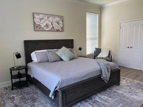 Postel nebo postele na pokoji v ubytování Lovejoy Serenity - Amazing pool, Games, Movie Room