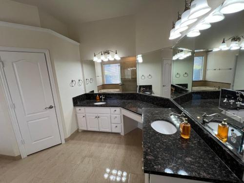 Kuchyň nebo kuchyňský kout v ubytování Lovejoy Serenity - Amazing pool, Games, Movie Room