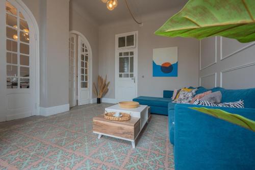 Zona de estar de Quiet, volumes and light in downtown Tunis