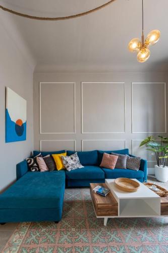 Zona de estar de Quiet, volumes and light in downtown Tunis