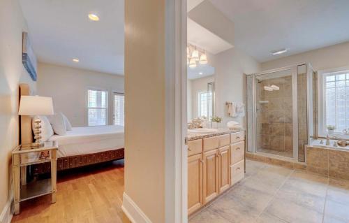 ein großes Bad mit einem Bett und einer Dusche in der Unterkunft Holiday Beach at Thomas Drive in Panama City Beach