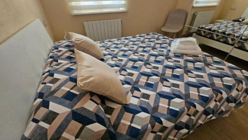 a bedroom with a bed with a checkered quilt at La Pergola del Kiwi a Pitigliano in Pitigliano