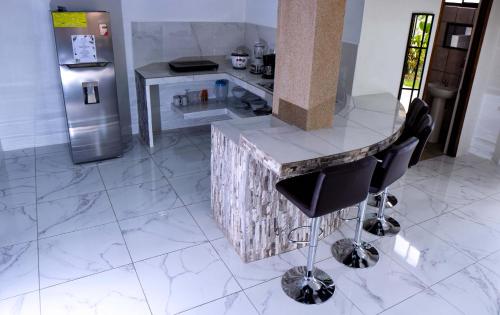 a kitchen with a counter and a refrigerator at Blu House Nature & Tours in Chachagua
