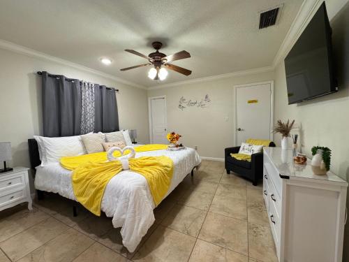 a bedroom with a bed with a yellow blanket at Sunshine Nest in Lehigh Acres