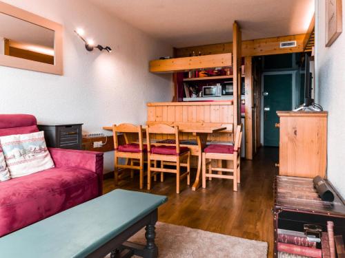 アーク 1801にあるRésidence Nova - Appartement 2 pièces 6 personnes proche des pistes, des commerces, de la garderie et de l'ESF au centre de la station d’Arc 1800 MAE-2691の赤いソファとテーブルのあるリビングルーム